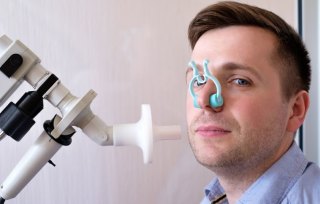 Homem realizando exame de espirometria
