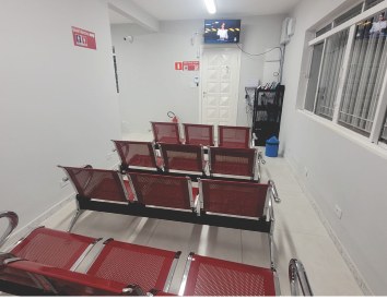Sala de espera da Prolabor com televisão